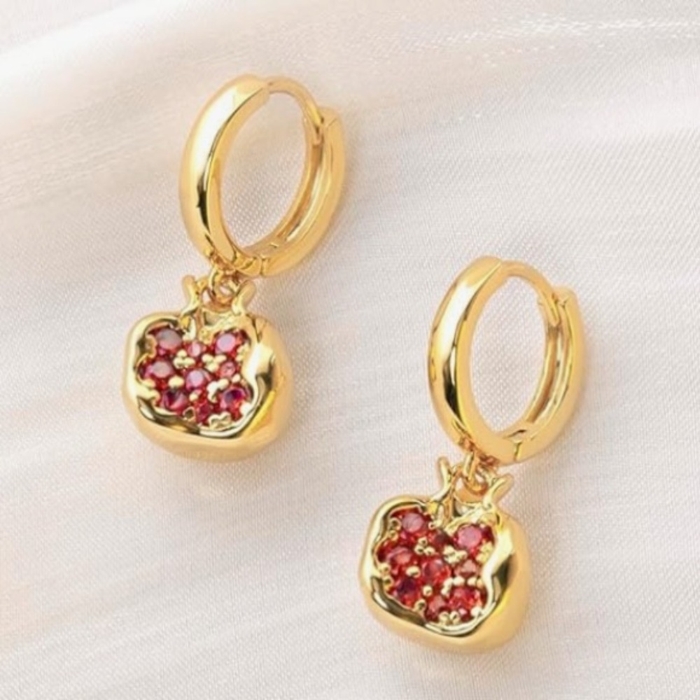 Adorable Nordstrom 14KT Gold vermeil Garnet pomegranate Huggies earrings